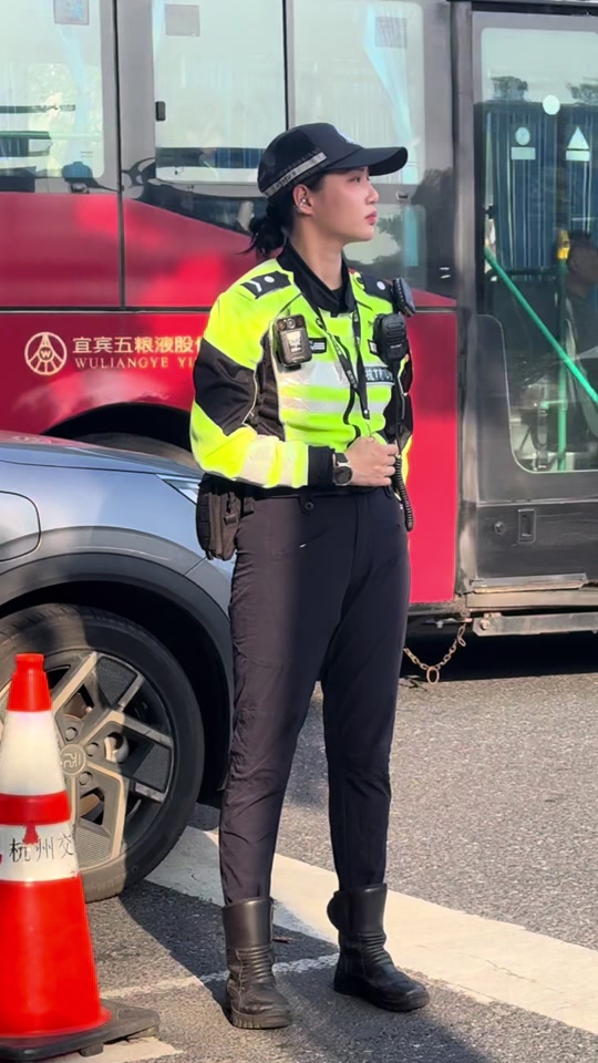 女交警袁雨佳手受伤了