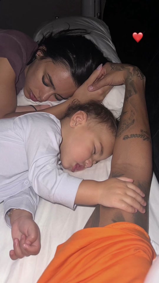 镜头给到内马尔一家 - 抖音