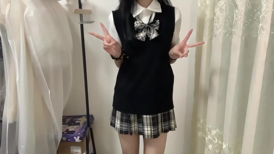 抖音扔衣服教程=抖音上一件件扔衣服