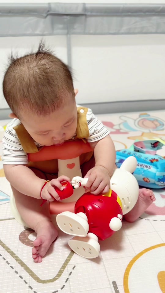 之前那个放下就哭的小宝宝在不知不觉长大了#自