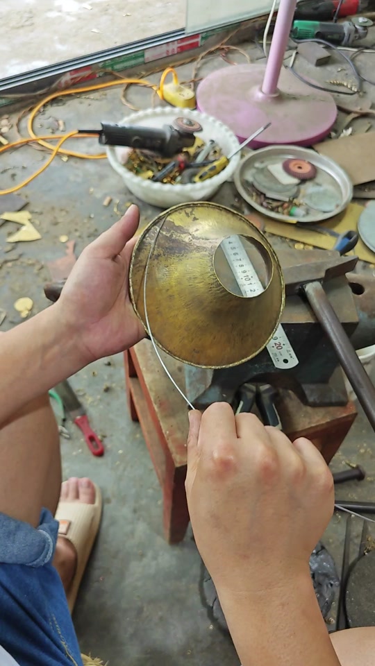 手工 唢呐碗卷边放钢丝!放铜丝也可以!#手工 #手艺人 #制作过程