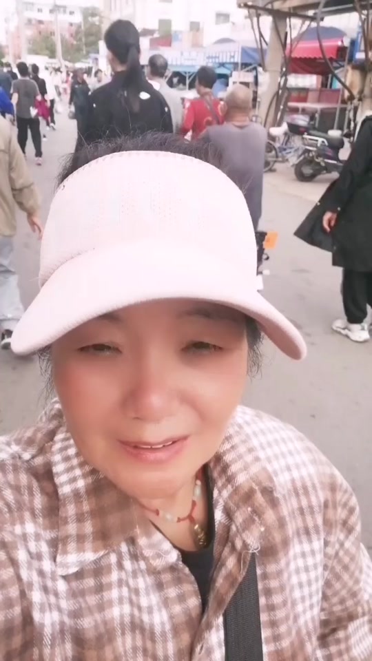 姓名贺闻汐 性别女 年龄4岁 失踪地点广东省广州市天河区 失踪时间20241004 体貌特征长头发。 失踪经过在天河区龙洞小学 宝翠校区门口走失寻人 寻人启事 抖音