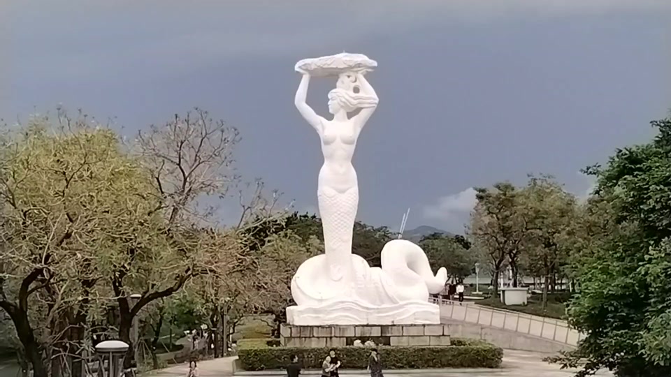 深圳女娲补天公园位于深圳南山蛇口,其中的女娲补天雕塑,是蛇口乃至