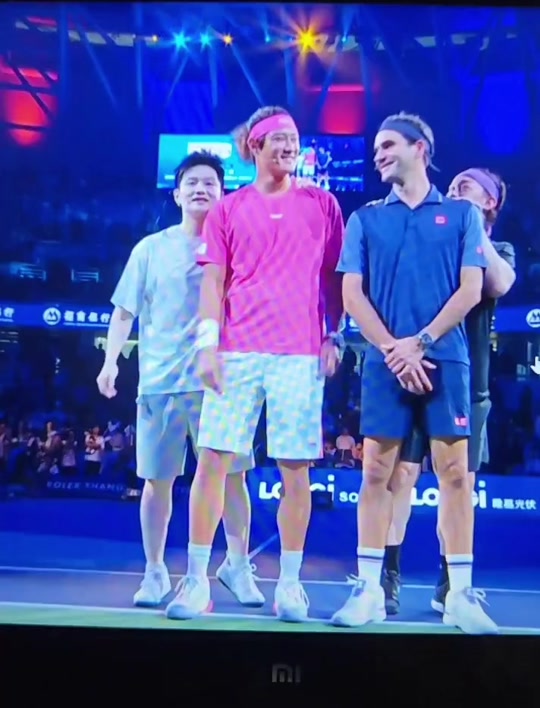 樊振东踢足球 - 抖音