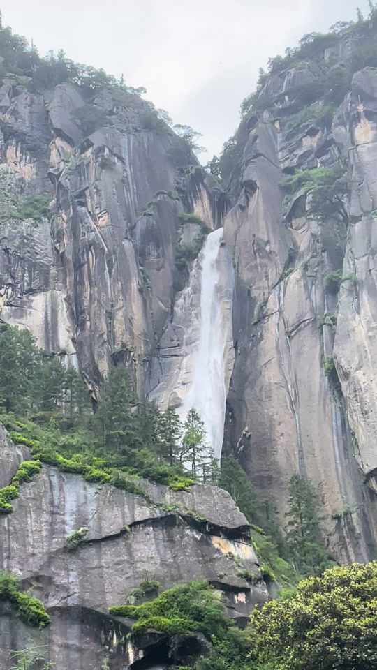 林芝卡定沟天佛瀑布位于西藏318国道拉萨至林芝段距八一镇24公里处