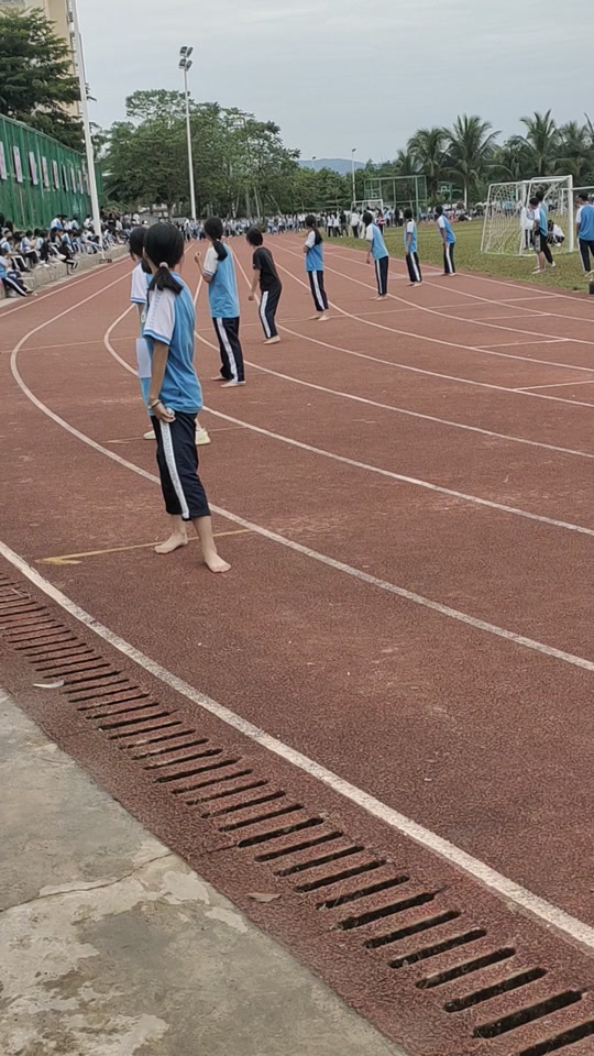 男生校运会光脚跑第一全场尖叫