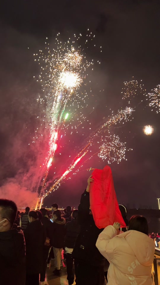 温州江滨路跨年烟花_温州江滨路跨年放烟花