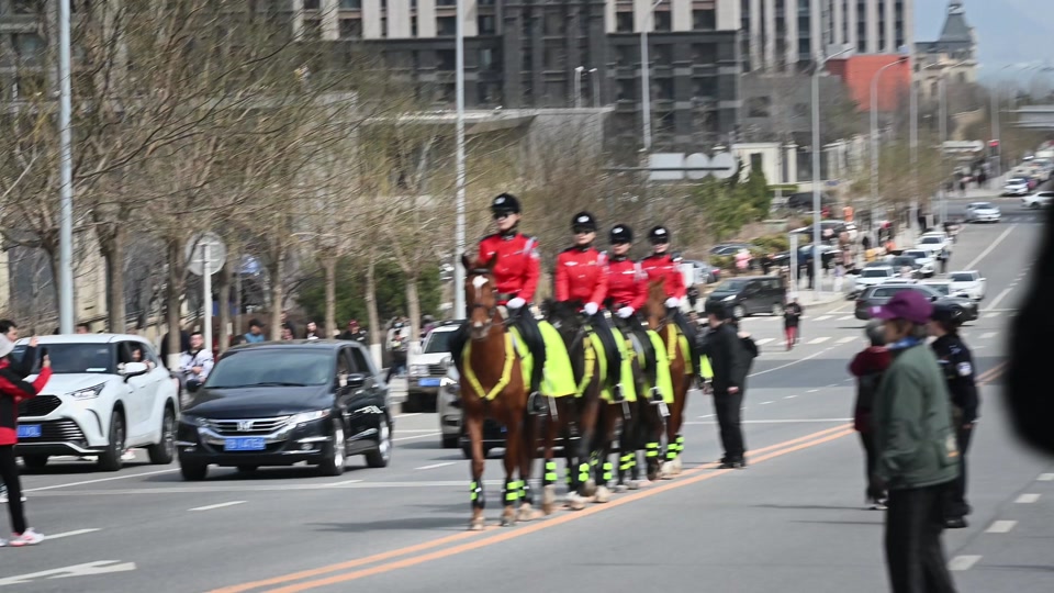 港东五街女骑警都什么时间 - 抖音
