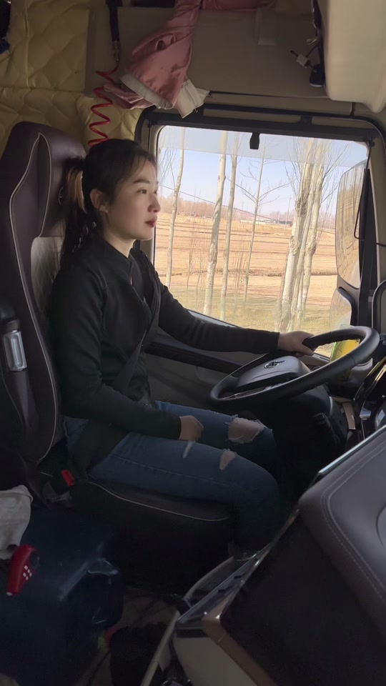 吴妮儿卡车女司机