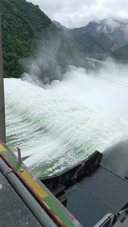 浙江水库7孔泄洪