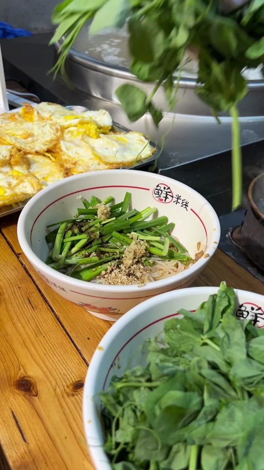 放韭菜是云南小锅米线特有的风味!
