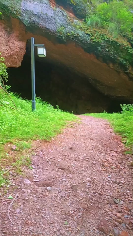 神秘山洞 穿过山的那片海
