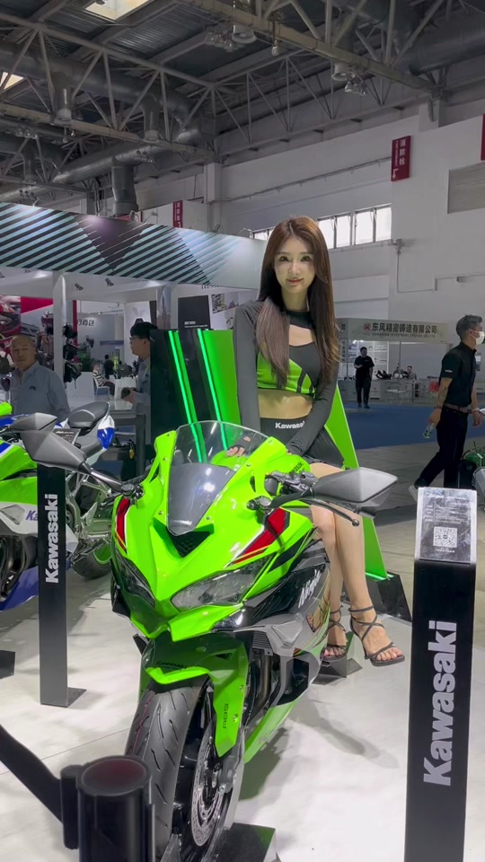北京摩托车展2024模特 - 抖音