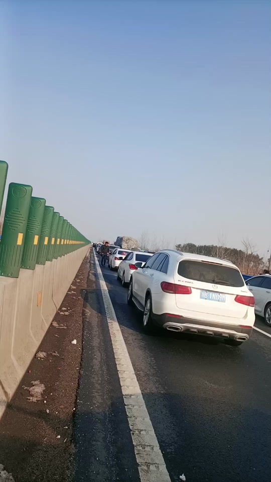 正月十六被堵高速#高速堵车第一辆车在干嘛