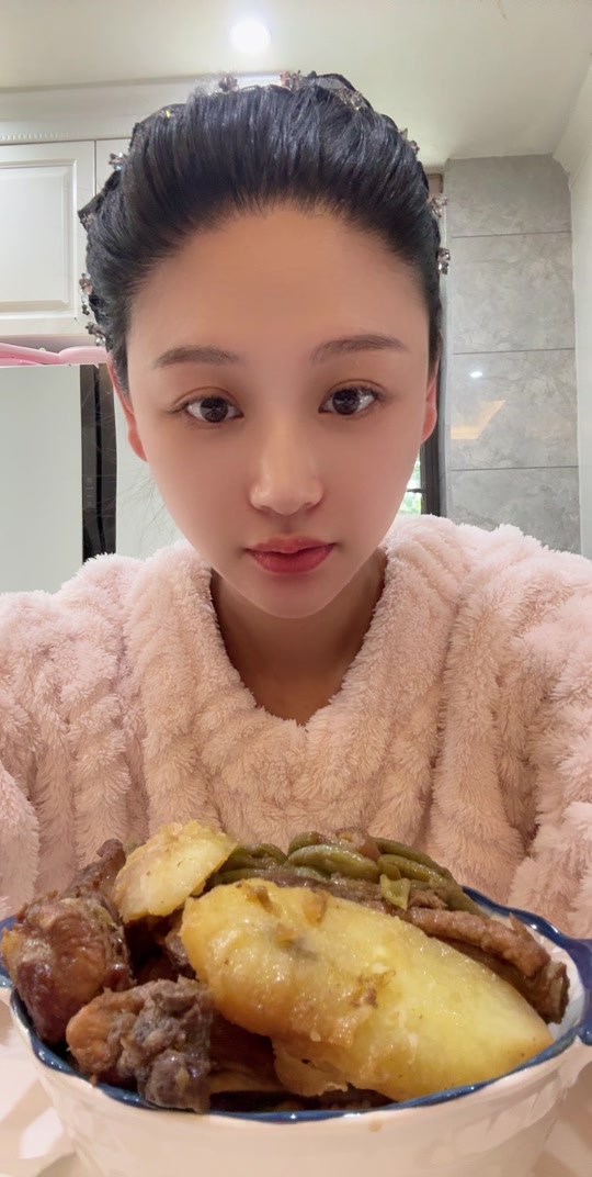 疯疯淼淼吃肥肉