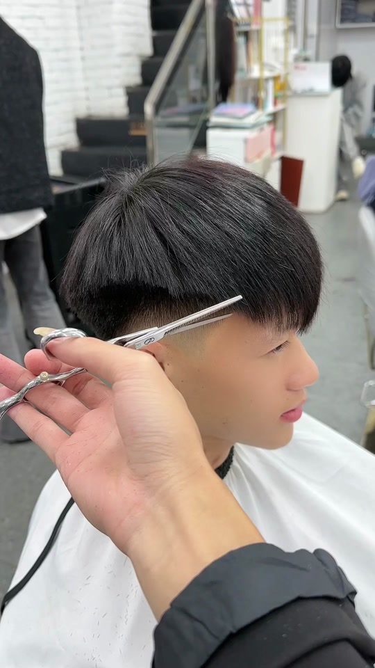 甩头表情包斜刘海