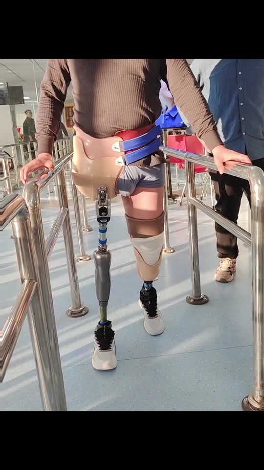 独腿髋离断美女