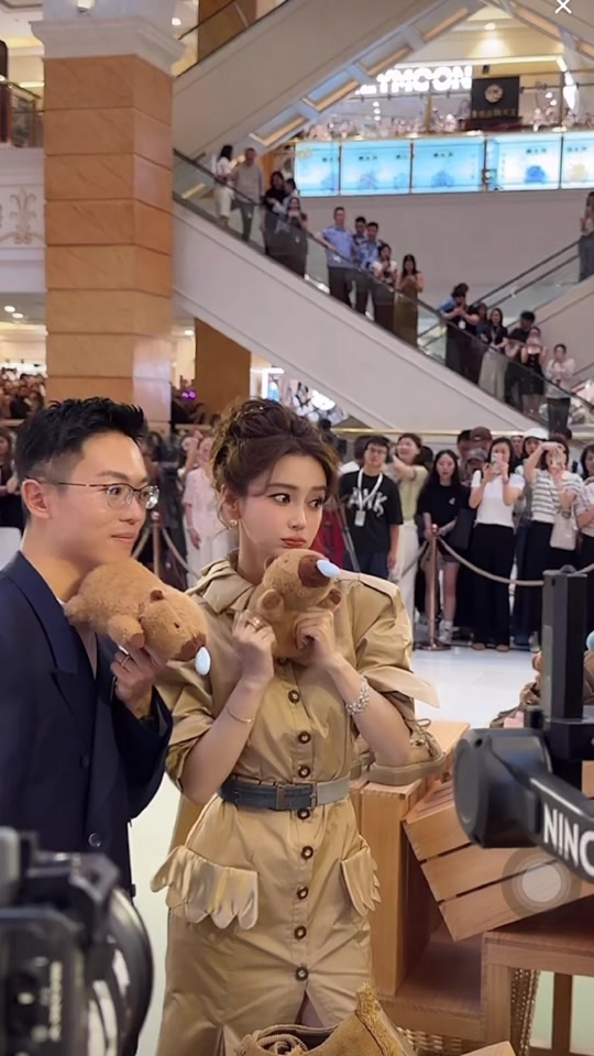 angelababy8月27号行程