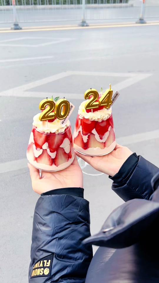 2025跨年蛋糕手掌