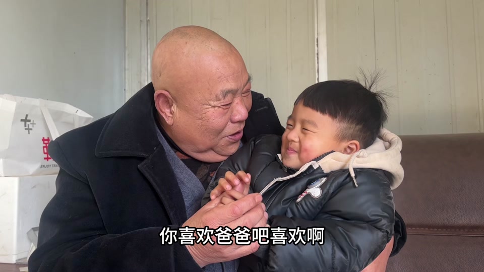 步琳萌带张龙到大哥家拜年