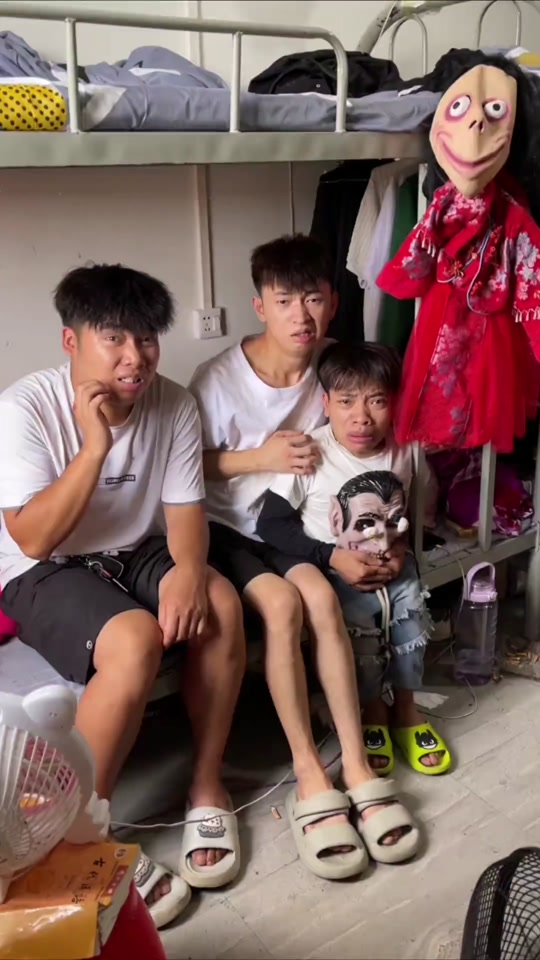 苗族老变婆电影_《苗族鬼片老变婆扫把鬼》