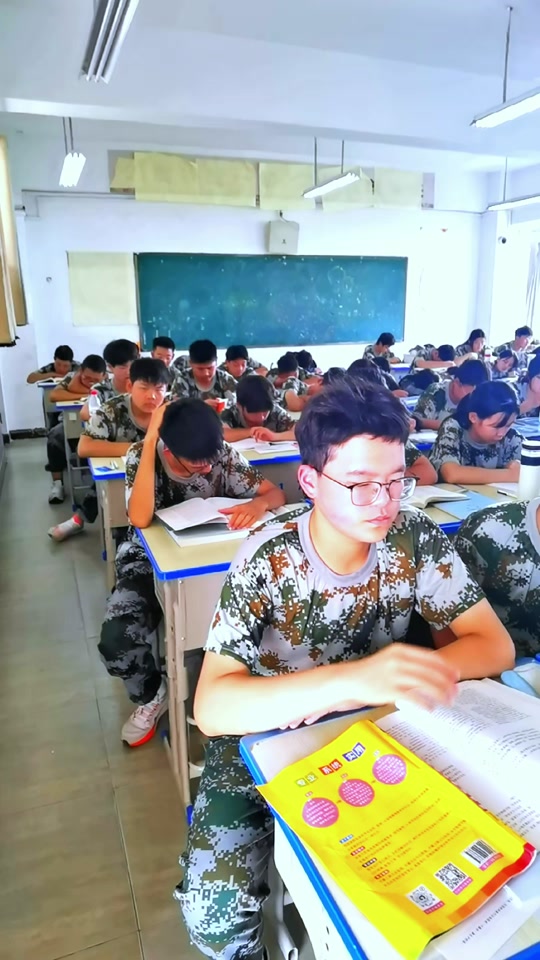 滑县明德高中军训