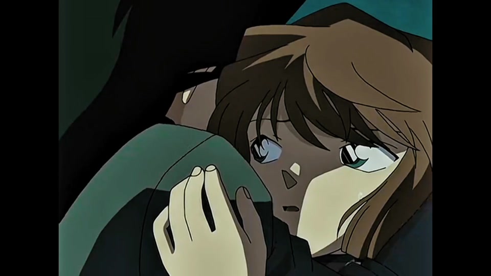 小兰拥抱柯南看着灰原哀