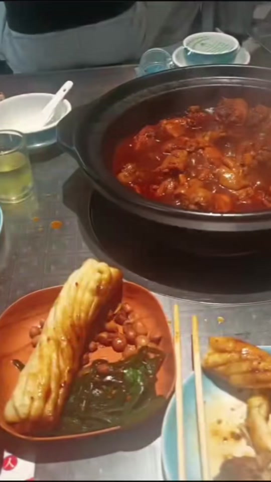 宋一骜吴圣洁吃饭_吴圣洁宋一骜情侣关系