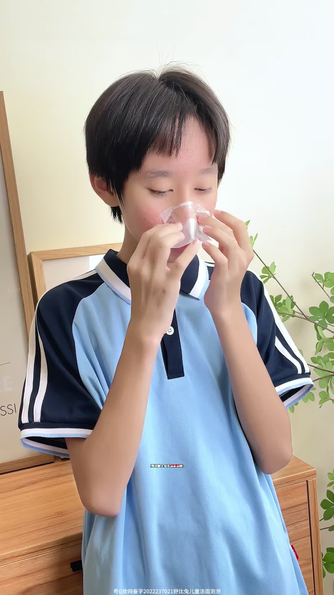 小孩吃唇膏(小孩吃糖的视频)