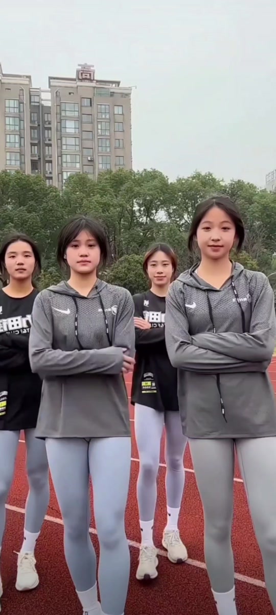 一帮女学生穿校服跳舞