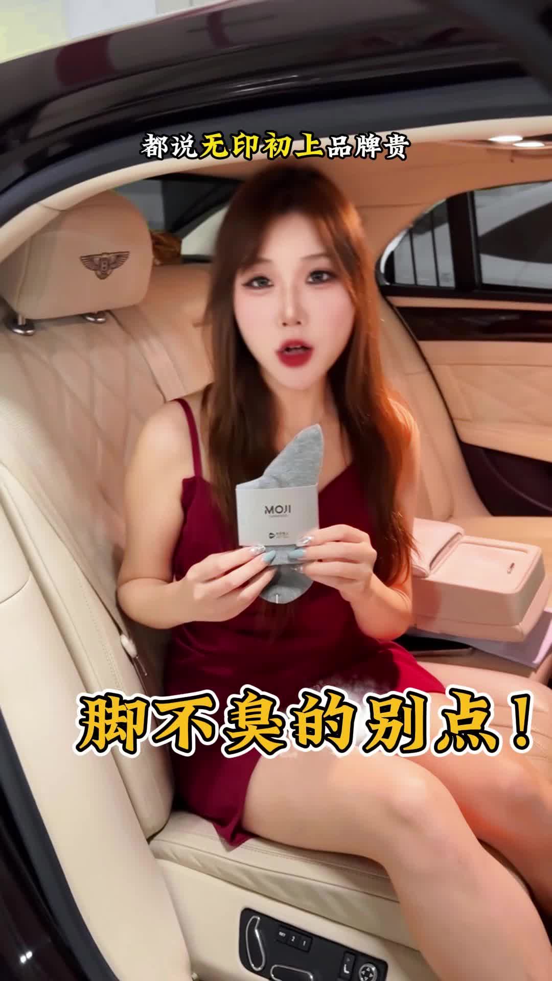 耐克太阳花速干短袖原相机实拍反光条上面的黑色是保护膜 可以撕掉