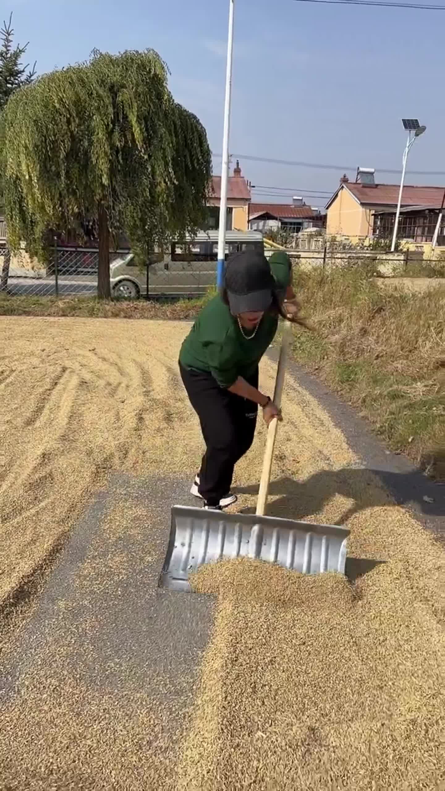 冬天推雪,秋天晒粮,还能清理路面垃圾,特别实用的一个工具!
