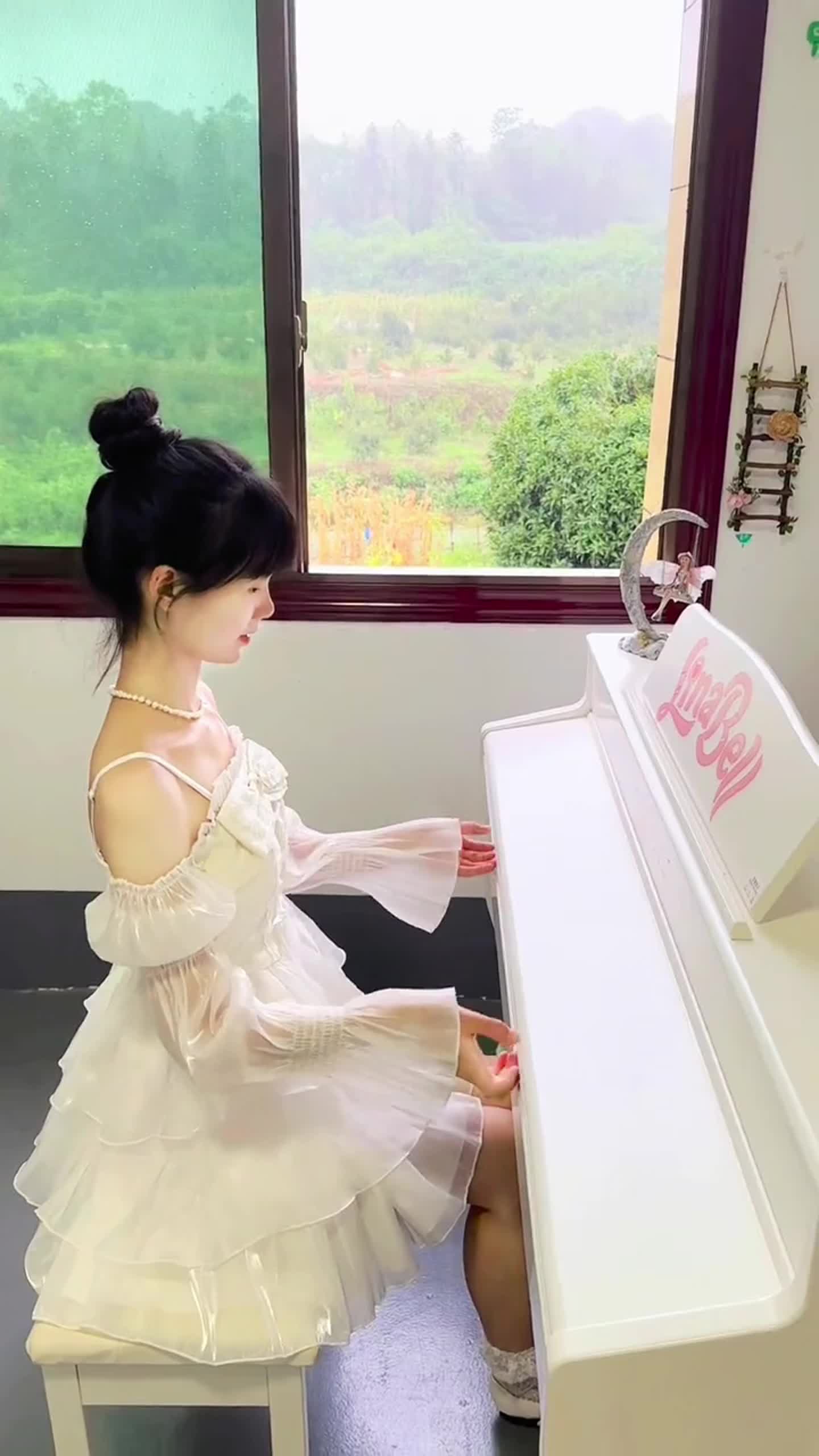 抖音唱歌弹琴=抖音里边弹琴边唱歌的女孩