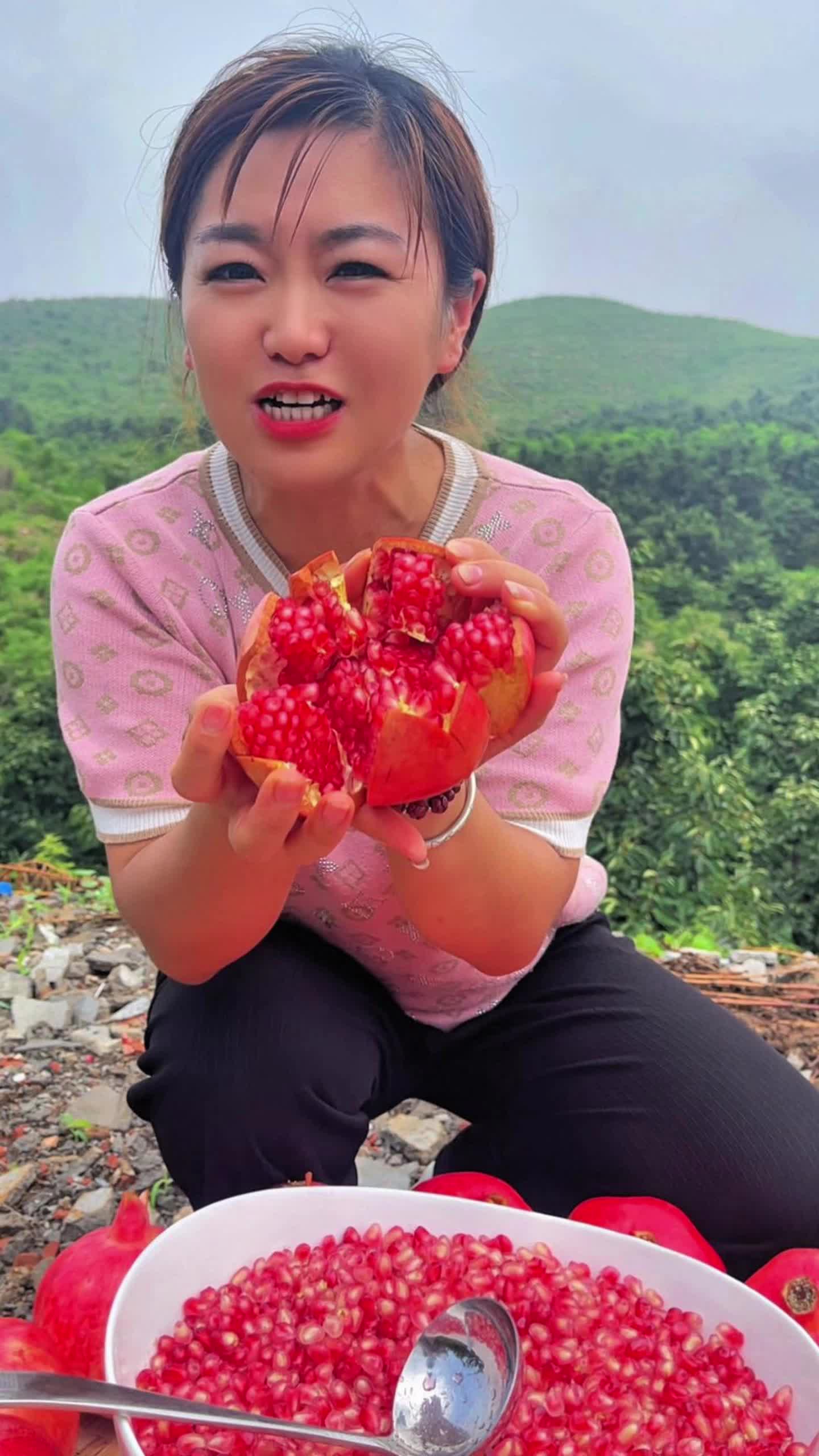 来尝尝我家的软籽石榴#石榴 #软籽石榴 #突尼斯软籽石榴