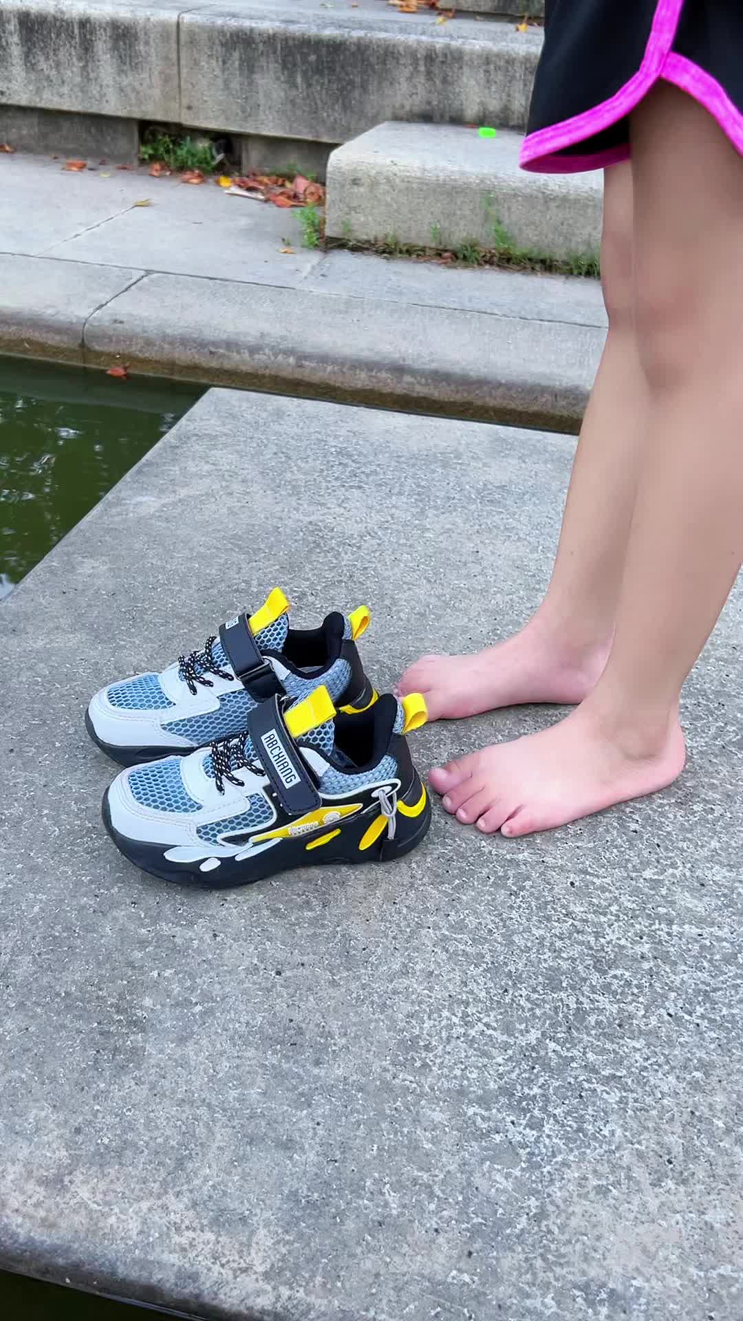 给宝宝买了这款童鞋,孩子喜欢的运动,舒适透气,好看又耐穿!