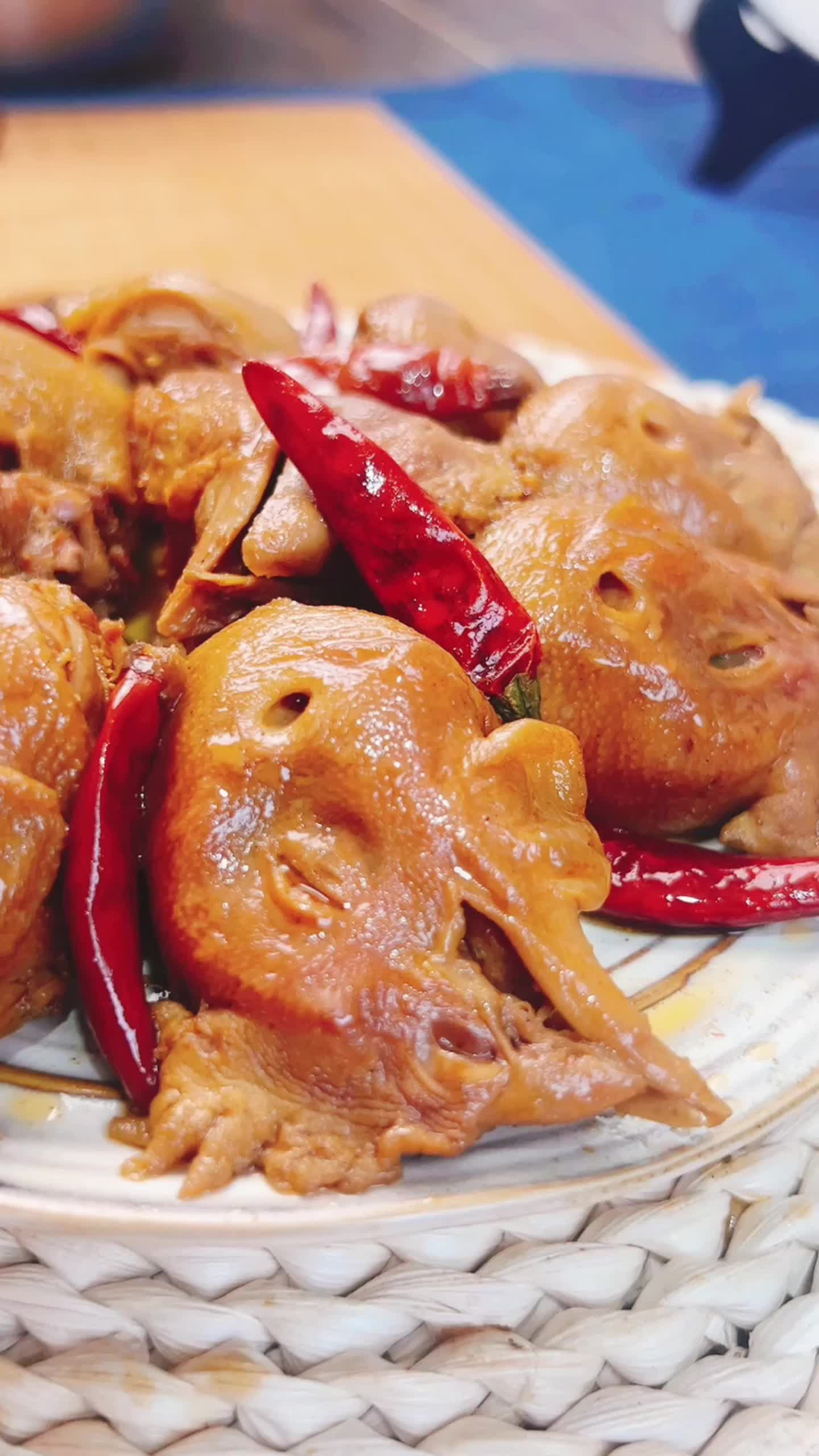 秘制麻辣虎皮鸡头劲道软嫩开袋即食鲜香美味#零食推荐 #追剧小零食