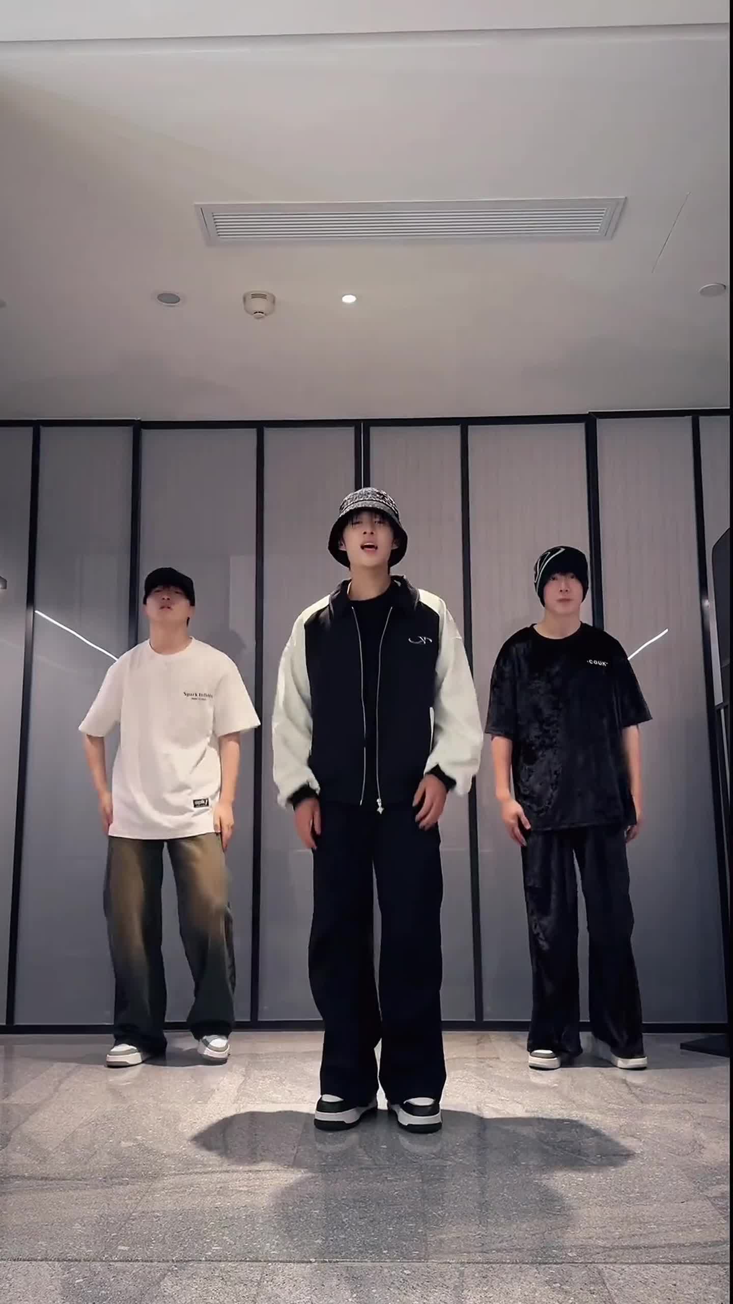 生活要有太阳,没有就等黎明#艾尚周 #脚感舒服的时尚百搭鞋推荐 #软底