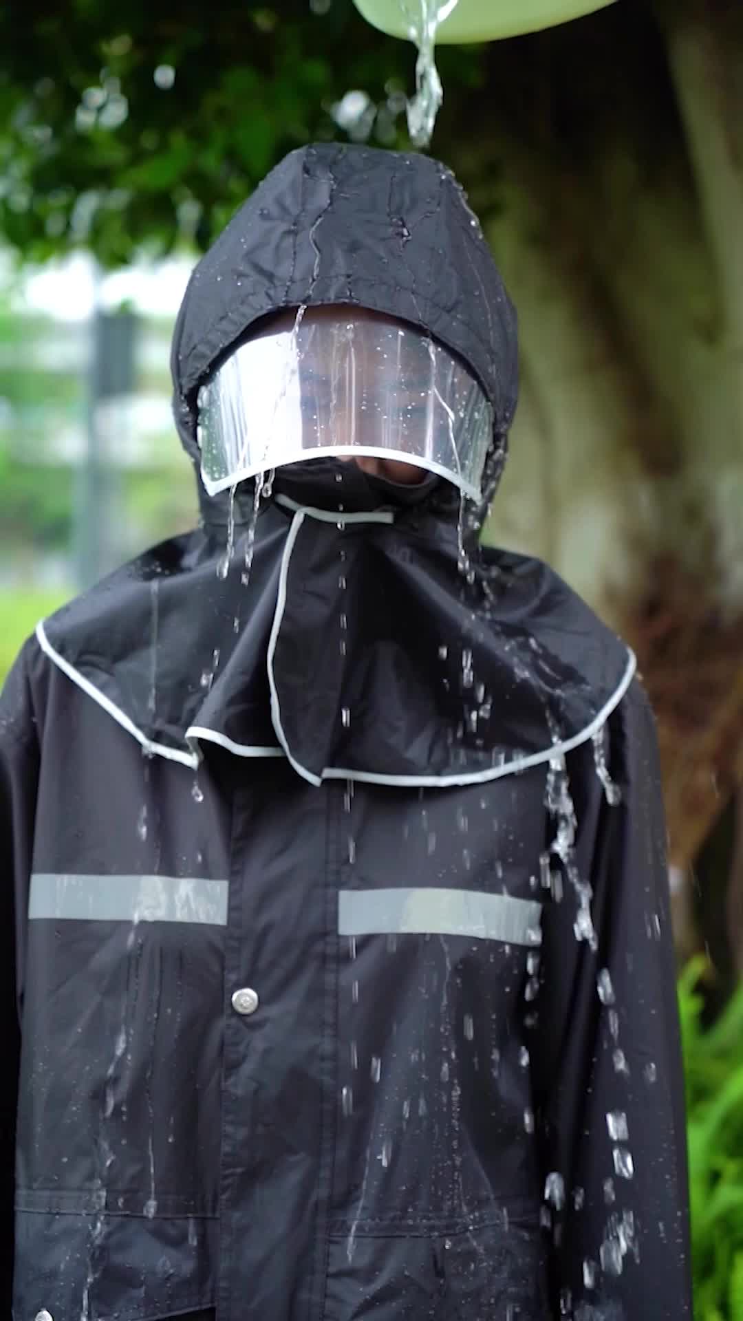 下雨骑车还这么狼狈吗?