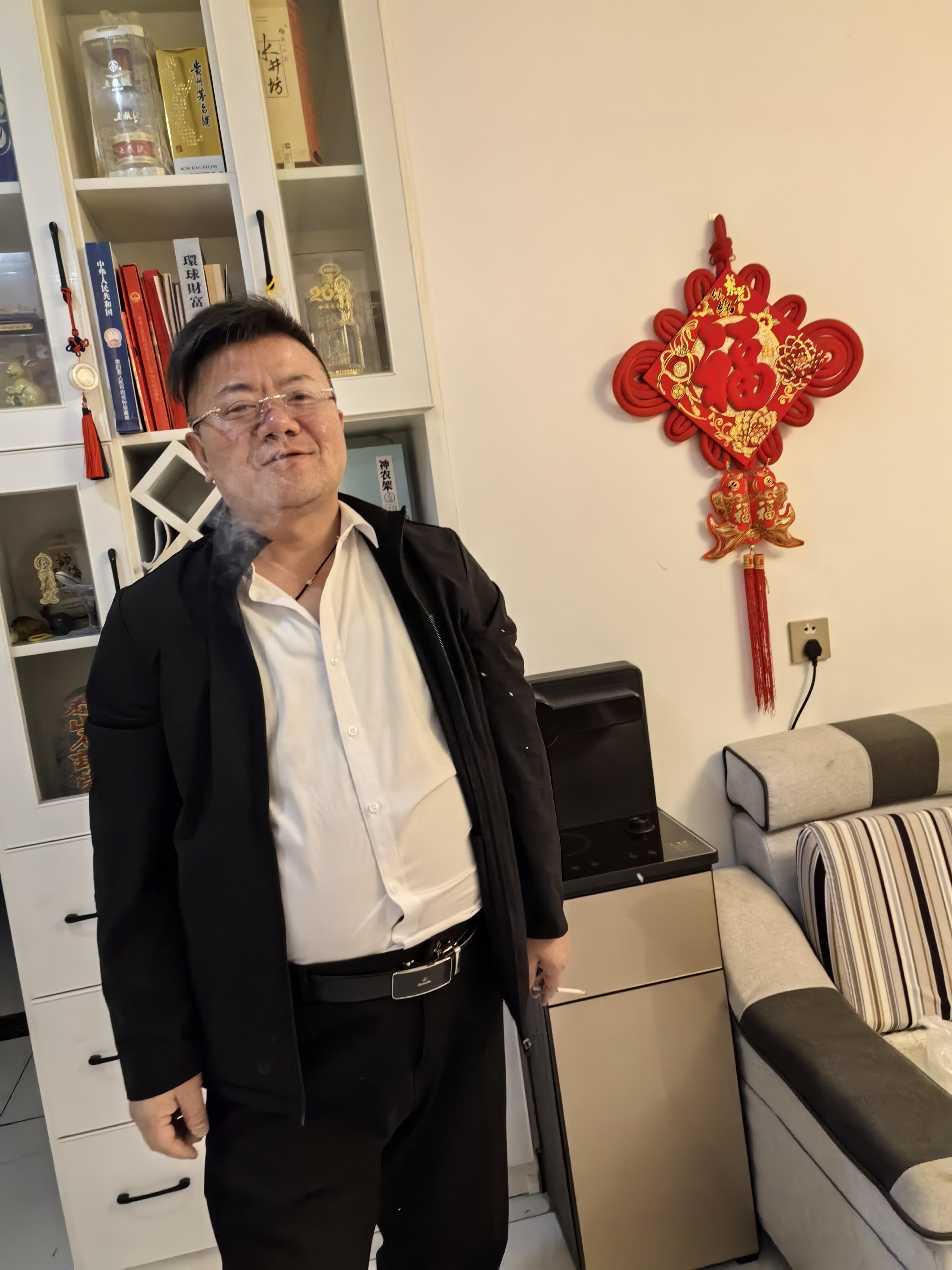 真正的感情不是谁对谁错,朋友哥妹没有对错之分,诚信戴人