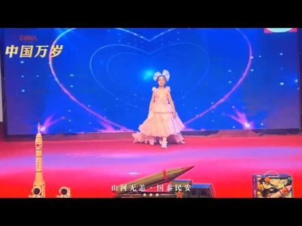 河津市第二小学二年级科技时装秀,究竟能有多惊艳?
未来纤维工坊用废品诠释环保,闪光能量部落用各种废旧布匹点亮舞台,梦幻星云舞者把宇宙穿在身上,再生宇宙舰队用纸艺开启星际远征……
孩子们的手里,没有无用的材料,只有无限的可能。聚光灯会熄灭,但创意的火花永不落幕。
致敬每一颗敢于天马行空的童心,愿这份热爱与好奇,伴他们奔赴更远的未来。
#二年级科技时装秀 #小小设计师 #儿童创意手工
#造梦车间 #科技与创意的碰撞