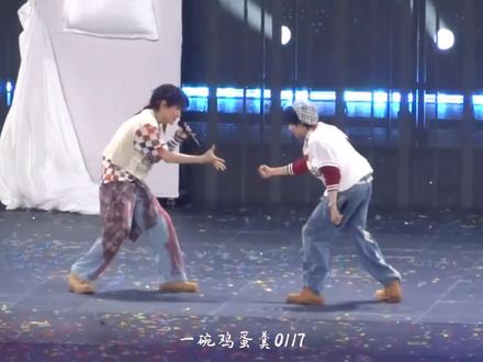 这个《门没锁》太有活力了,这个张真源贺峻霖简直可爱晕了#张真源#贺峻霖#时代少年团#时代少年团广州演唱会