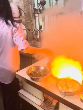 那天台风天,一家人终于有空都不用出去工作,所以相约一起去市场买海鲜做饭吃,这一顿海鲜吃的可有价值感,贵!不过很值得,全家一起动手做饭,温馨的画面值得留恋,有些时候,为了生活,忙忙碌碌,有几个家庭能够全体一起坐起吃饭的,珍惜相处的日子!这个视频是台风那天录制的,后面天气好就出去乐城了,所以没。不知道你们会在台风天做点什么呢