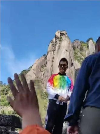 #记录我的黄山之旅 ,偶遇歌星任贤齐。在黄山的云海间,偶遇歌星任贤齐,仿佛连山风都带着惊喜。爬山不仅是征服高度,更是遇见生活的意外美好。#黄山之旅#偶遇明星#爬山奇遇