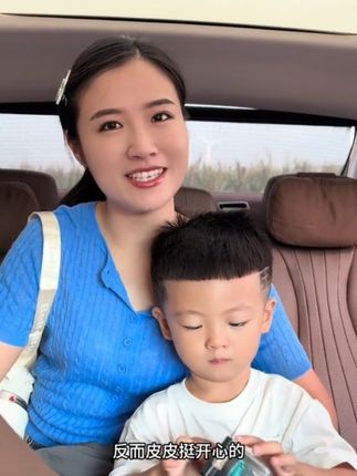 皮皮第一天去幼儿园,这一生,真的任何人都牵绊不了我,唯独自己身上掉下的这块肉,如果放手是门课那妈妈永远都不会及格,放开去奔跑吧儿子,爸爸妈妈永远为你保驾护航#第一次上幼儿园
