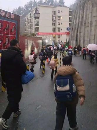 重庆巾2026文务教育阶段(小学/初中)和普通高中(含中职):2026年1月31日(周六,农历腊月十三)至3月4日(周三,农历正月十六),共33天。开学时间:026年3月5日(周四,农历月十七)