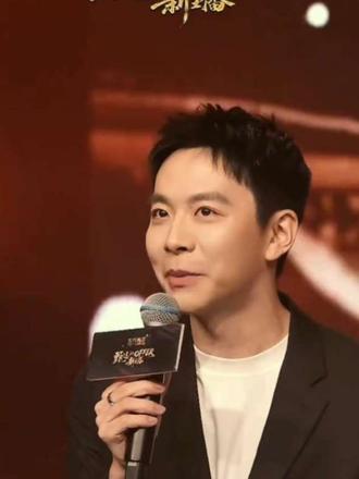 到不了现场的会员都爱买的陈醋,哈哈哈哈
冬冬主持除了专业,也太可爱了吧
这一段反复看了好多遍,而且昨天晚上
就他一个人足足主持了五个小时
刚才柏鑫在生活馆直播的时候说
现场观众投票是临时加进去的环节
冬冬的控场也是非常的好 并没有冷场
真的是大写的优秀 我们大保定的帅冬
昨天下午本来是带孩子去看牙了
还担心赶不上呢 从医院出来匆忙往回赶
回到家火速做饭 做完正好七点
整整五个小时全程看完
我连最后的演职人员名单都没放过
一场面试直播 背后又是那么多工作人员
东方甄选就是俞少年带领一群同样
优秀的少年们不断创新不断尝试的平台~
㊗️福东方甄选越来越好!
#东方甄选 #甄选的offer #东方甄选陈醋 #东方甄选冬冬 #东方甄选新主播