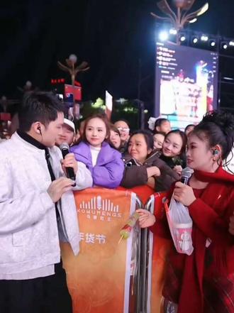 这几个年轻人一同台,脸都笑抽筋了!@苏潇潇 — 2月5号年货节 @阿朱💋3号大型年货节,遵义站 @高杰⁷¹⁸(短剧即将上映) @豆豆吃不饱 .【758团队招人】 @DOU+小助手