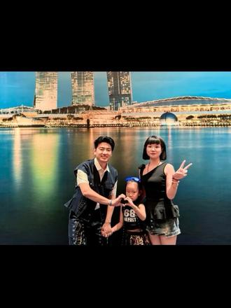 两年奔赴,双向温暖,岁岁相伴 我不许你还没听过海来阿木@海来阿木(6月20日巡演成都收官)
两年奔赴,双向温暖,岁岁相伴
整整两年了。
两年前的今天,珍珠还在我的肚子里,四个多月的小生命悄悄相伴。也是在那时候,我得知了海来阿木的演唱会消息,心底满是期待,不顾一切,只想奔赴那场初见的现场。
那是我人生中第一场演唱会。当初一腔热忱奔赴远方,满心欢喜奔赴山海,没能如愿见到所谓阿木的大腚,却带着满心温柔与无数笑脸圆满而归。谁也未曾想到,这场突如其来的心动,会成为我往后两年最坚定的奔赴。
从怀孕四月的成都首场,是身怀六甲的勇敢奔赴;到怀孕七个月的第二场,带着腹中宝贝一起赴约;再到产后奔赴异国,完成马来西亚第三场的相聚,而后是洛阳第四场……一场又一场,一路追随,一路热爱,时至今日,已然走完了将近二十次的奔赴,跨越山河,甚至远赴海外,从未停歇。
身边总有人不解,频频问我追星的意义。他们说追星太过耗费心力钱财,说二十次奔赴,他终究不会认识你,所有的付出都毫无意义。我无数次被问及缘由,其实我也说不出多么宏大的道理,只是每一次站在演唱会现场,沉浸在歌声里的那一刻,所有的疲惫、迷茫、琐碎都被治愈,我总能在歌声里找到自己、治愈自己。
朋友曾和我说:“你这般执着奔赴,从来都不是为了感动阿木,只是为了感动自己。”
我一直记着这句话,直到后来,我等到了阿木的回应。
他说:傻啊,我们不都是在互相感动,互相照顾,互相担待嘛。
世人千万句质疑,都抵不过他这一句温柔回应。旁人觉得轻描淡写的一句话,于我们而言,却是支撑所有热爱的底气,是所有奔赴最值得的答案。
这份热爱,无关相识与否。
不管未来漫长岁月如何变迁,无论他是否记得我的模样,是面熟、是陌生,都早已不重要。这一场始于两年前的奔赴,我早已下定决心,岁岁年年,相伴到底。
始于歌声,陷于温柔,忠于双向的治愈与陪伴。
最后,惟愿我们的阿木,永远热烈坦荡、闪闪发光,踏风而行,奔赴属于自己的万丈星光,岁岁顺遂,步步繁花,永远做耀眼的巨星,一路高歌,越走越远。
2024.5.26—2026.5.26