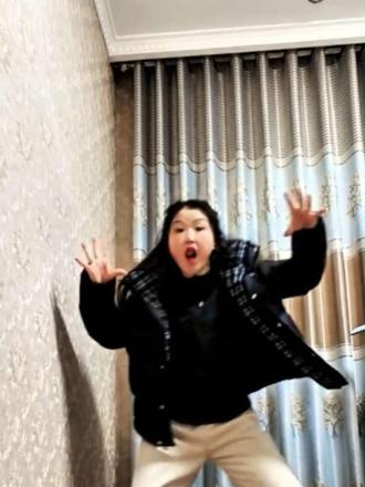 上个关于弯刀裤的视频上了热门,品论区80%姐妹都说不错,让我有了勇气一鼓作气给弯刀裤上了标配:短到快露肚脐眼的打底衫、龟背泡芙羽绒服、厚底勃肯鞋,这样搭配我就不信还有人说难看#弯刀裤的最佳搭配