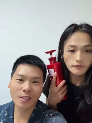 女朋友好几天没有洗头了,刚好洗发水到了,不管是头皮屑多的还是头油的,头发干枯打结的都可以,而现在拍一发二非常实惠,赶紧点击视频链接去拍
